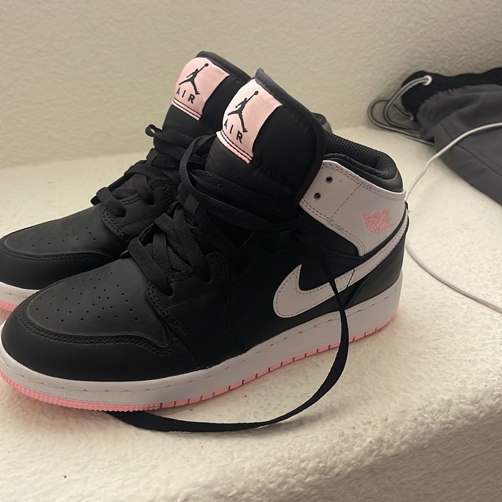Womens size 7 Air Jordan 1 mid worn once